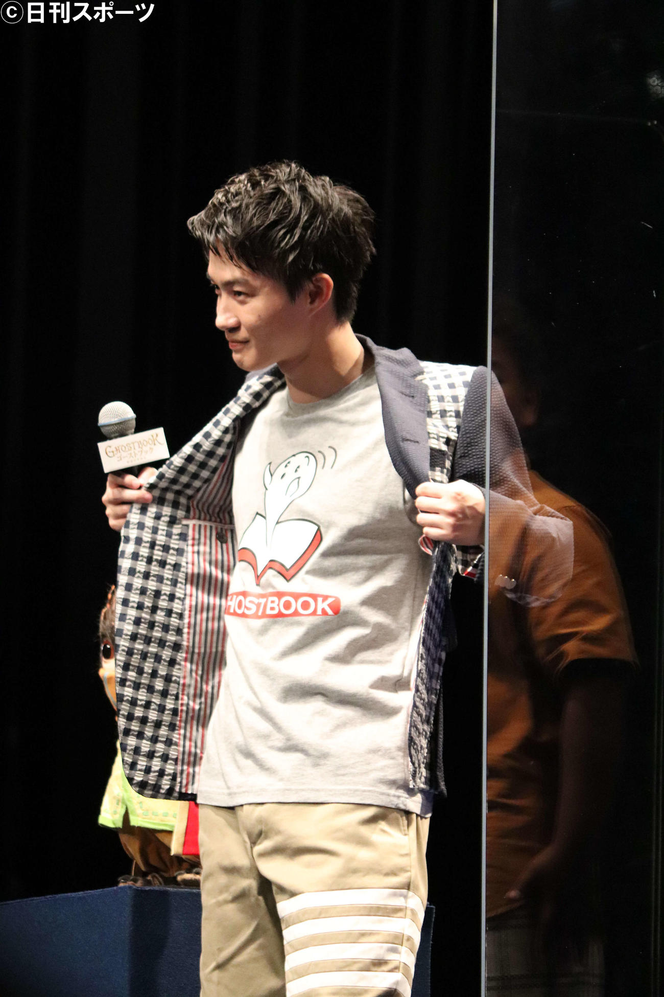 映画「ゴーストブック　おばけずかん」完成披露試写会で、ゴーストブックTシャツを披露する、神木隆之介（撮影・加藤理沙）