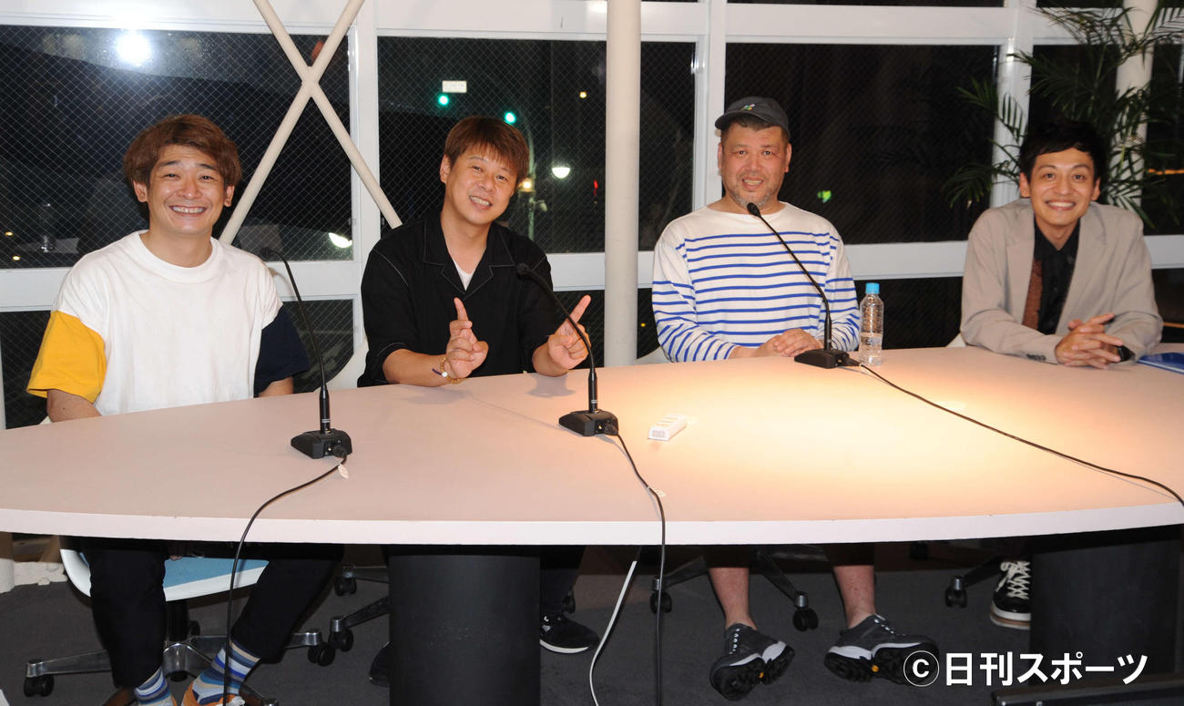 地方創生型メタバース「バーチャルやぶ」オープニングイベントに出席した、左から銀シャリの鰻和弘、野生爆弾のロッシー、くっきー！、とろサーモンの村田秀亮（撮影・松尾幸之介）