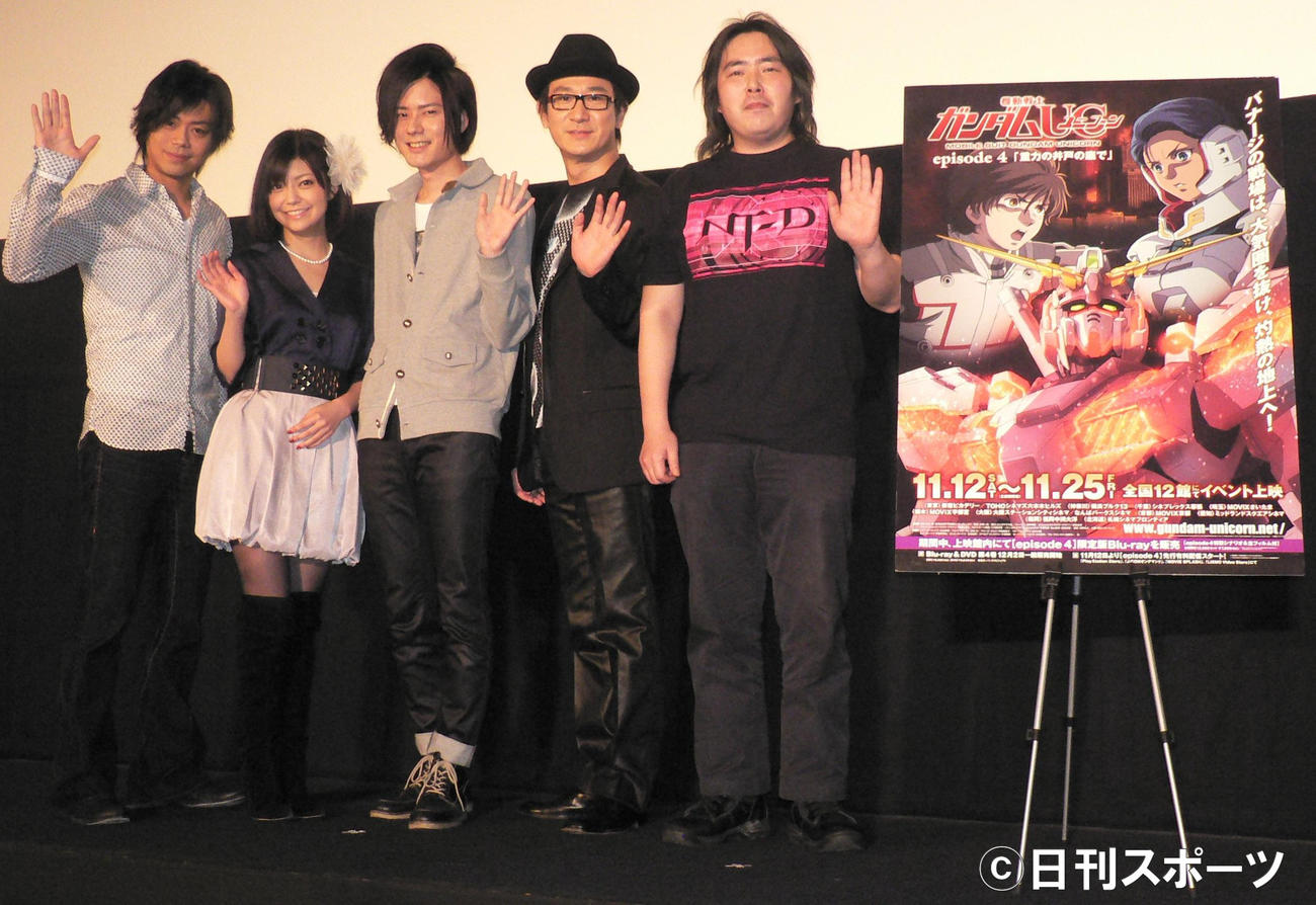 「機動戦士ガンダムUC episode4　『重力の井戸の底で』」初日舞台あいさつに出席した、左から浪川大輔、伊瀬茉莉也、内山昂輝、成田剣、原作の福井晴敏氏（2011年11月）