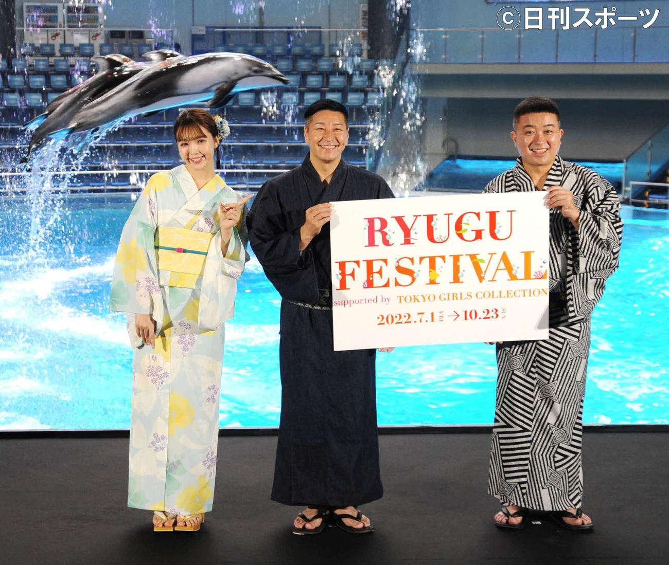 イルカと共に記念撮影した藤田ニコル（左端）とお笑いコンビ、チョコレートプラネットの長田庄平（中央）、松尾駿（撮影・松尾幸之介）