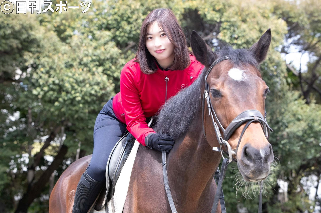 競馬シミュレーションゲーム「競馬伝説PRIDE」の宣伝大使を務める倉持由香