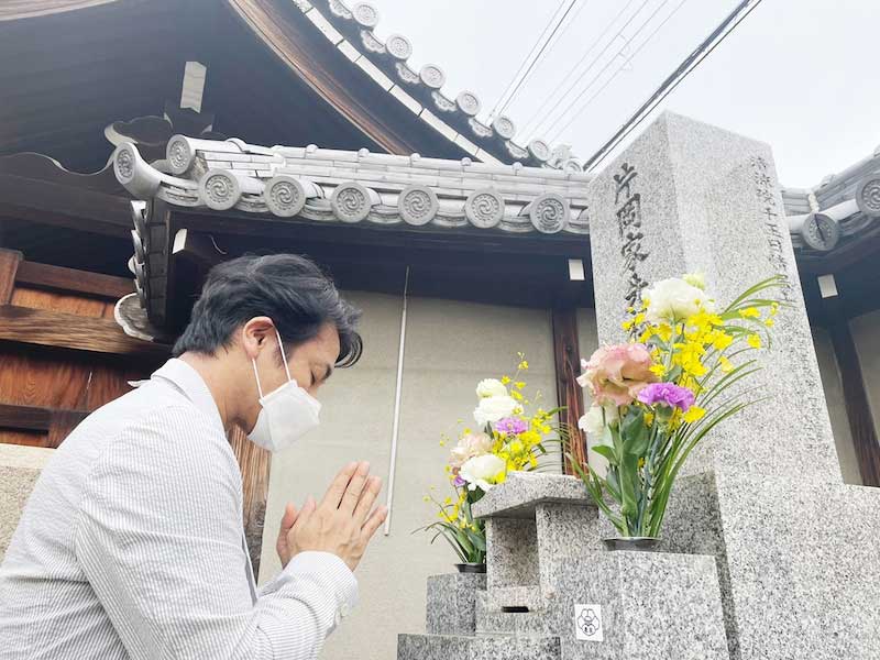 父・片岡秀太郎さんの墓前で手を合わせる片岡愛之助（六代目片岡愛之助オフィシャルブログ 「つれづれ愛之助日記」より）