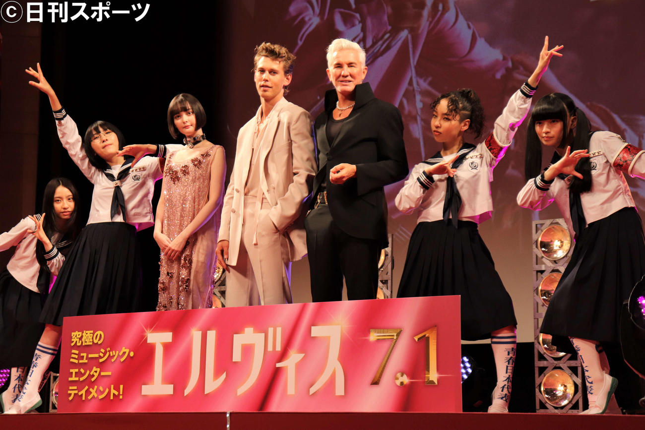 映画「エルヴィス」来日記念ワールドツアーフィナーレイベントに登壇した、2人おいて左から玉城ティナ、オースティン・バトラー、バズ・ラーマン監督（撮影・加藤理沙）