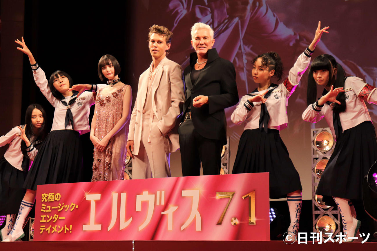 映画「エルヴィス」来日記念ワールドツアーフィナーレイベントに登壇した、2人おいて左から玉城ティナ、オースティン・バドラー、バズ・ラーマン監督（撮影・加藤理沙）