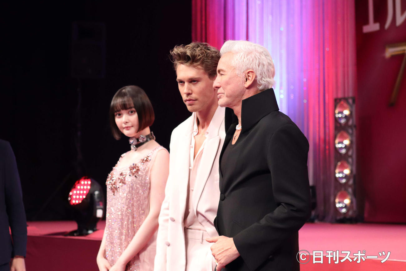 映画「エルヴィス」来日記念ワールドツアーフィナーレイベントに登壇した、左から玉城ティナ、オースティン・バドラー、バズ・ラーマン監督（撮影・加藤理沙）