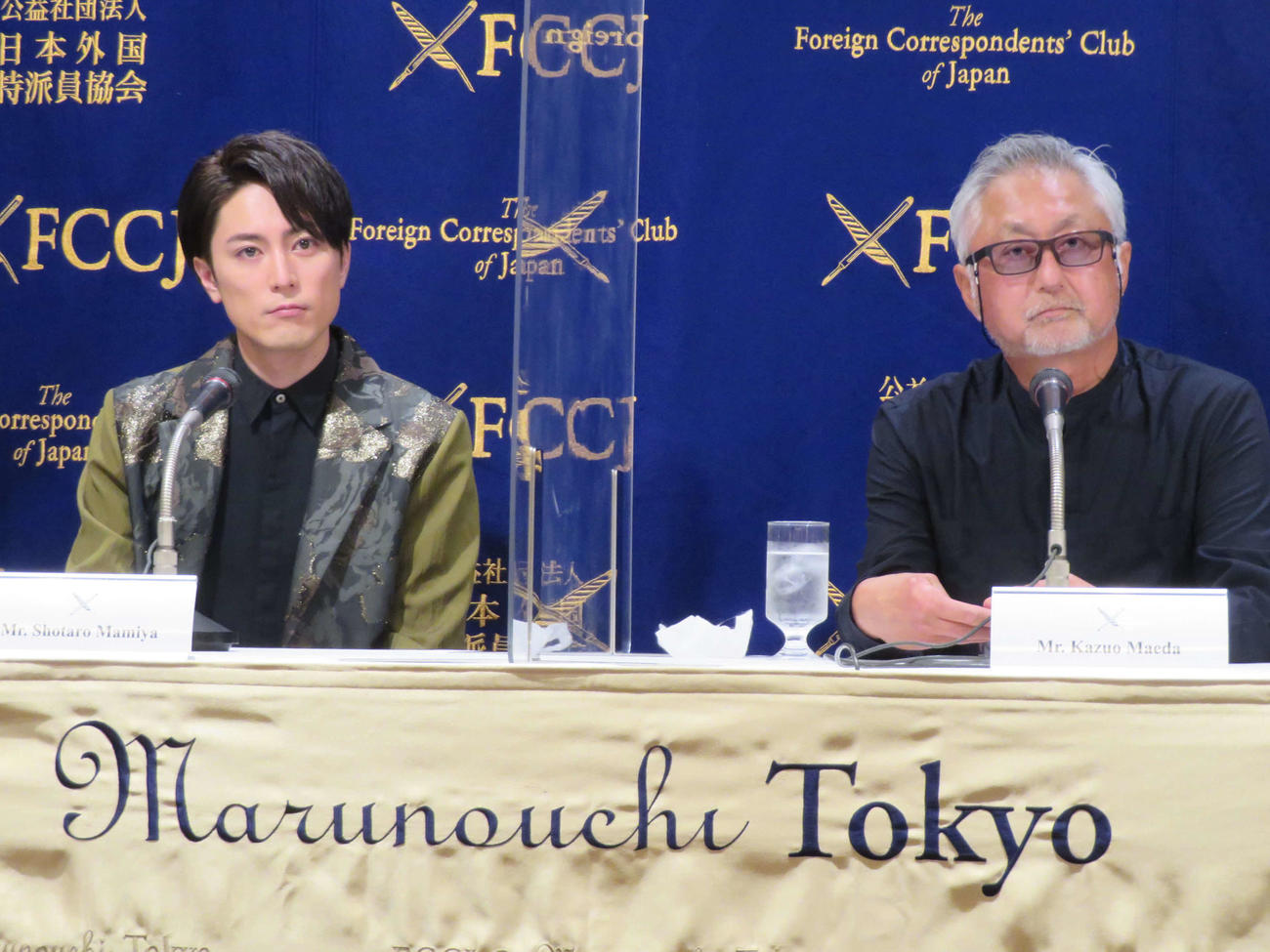 日本外国特派員協会で行われた主演映画「破戒」会見に臨んだ間宮祥太朗（左）と前田和男監督（撮影・村上幸将）
