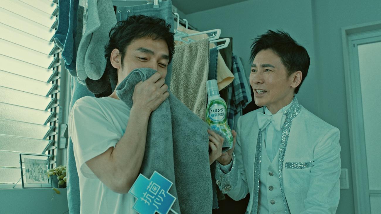 花王「ハミング消臭実感　抗菌バリアシリーズ」CMの第3弾で共演する草なぎ剛（左）と郷ひろみ