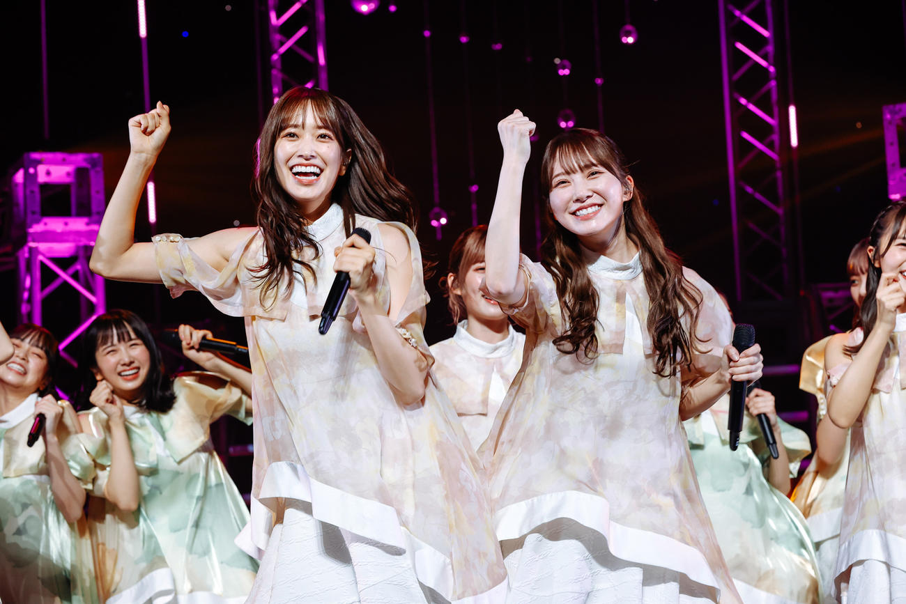 渡邉美穂卒業セレモニーでパフォーマンスする日向坂46佐々木久美（左）と加藤史帆（撮影・上山陽介氏）
