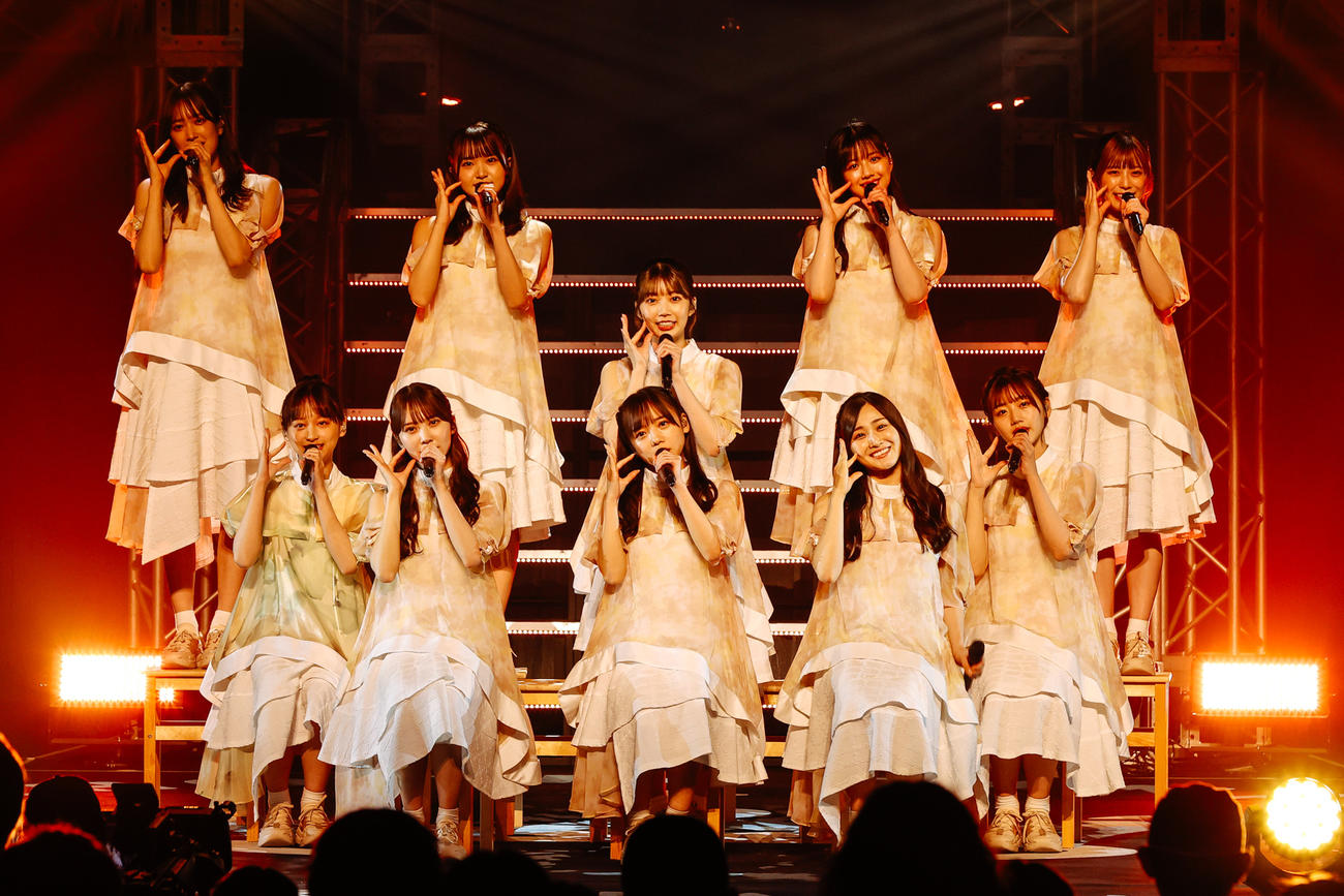 自身の卒業セレモニーで一期生とパフォーマンスする日向坂46渡邉美穂（後列右から2人目）（撮影・上山陽介氏）