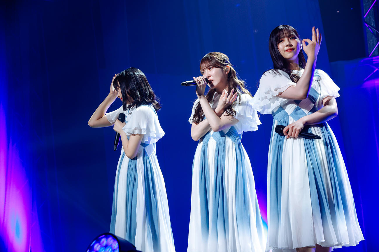 自身の卒業セレモニーでパフォーマンスする日向坂46渡邉美穂（右）。左から上村ひなの、加藤史帆（撮影・上山陽介氏）