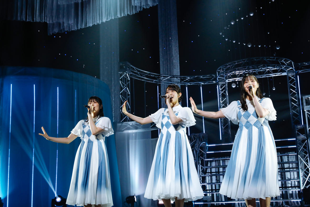 自身の卒業セレモニーでパフォーマンスする日向坂46渡邉美穂（右）。左から丹生明里、金村美玖（撮影・上山陽介氏）