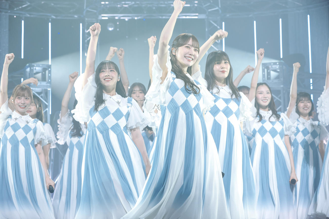 渡邉美穂卒業セレモニーでパフォーマンスする日向坂46。中央は加藤史帆（撮影・上山陽介氏）