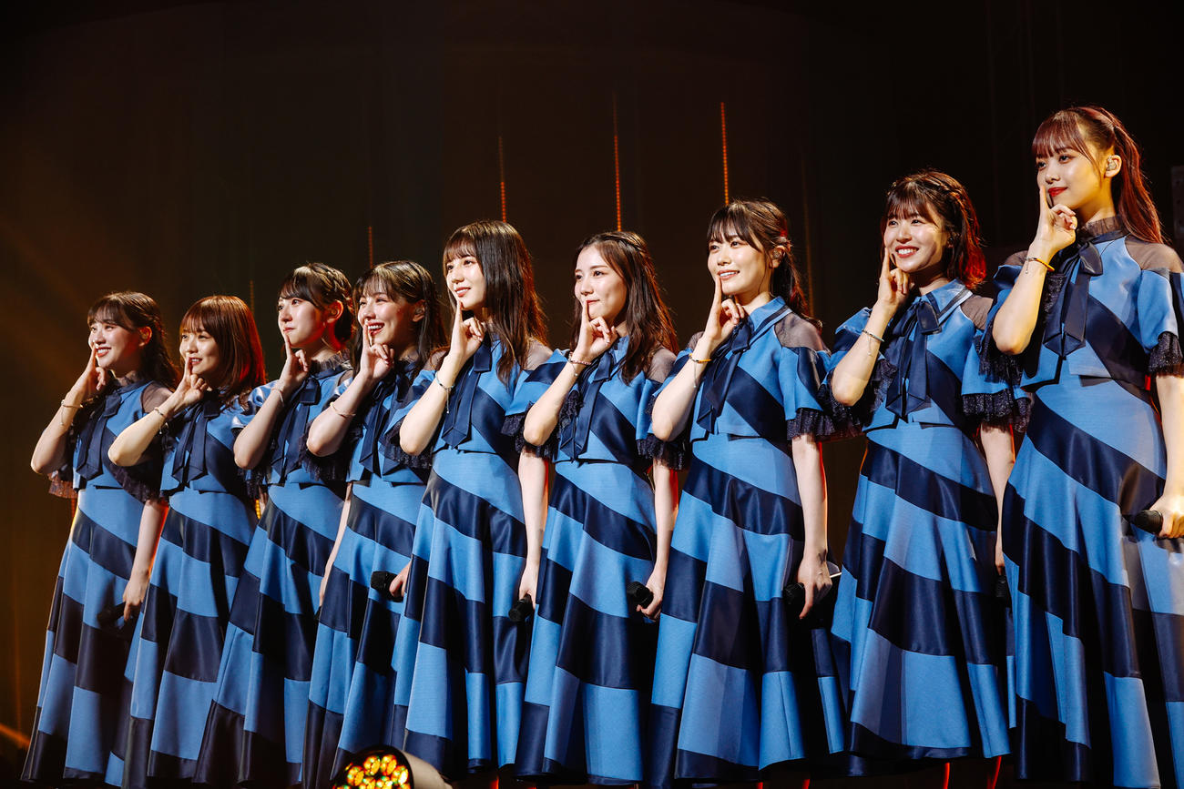 渡邉美穂卒業セレモニーでパフォーマンスする日向坂46の二期生（撮影・上山陽介氏）