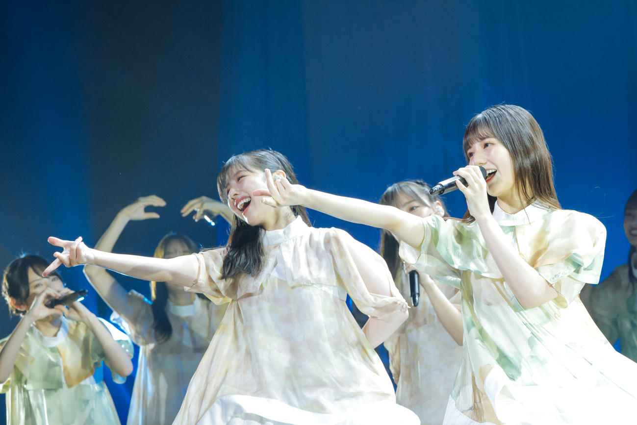 自身の卒業セレモニーでパフォーマンスする渡邉美穂（手前左）と小坂菜緒（同右）（撮影・上山陽介氏）