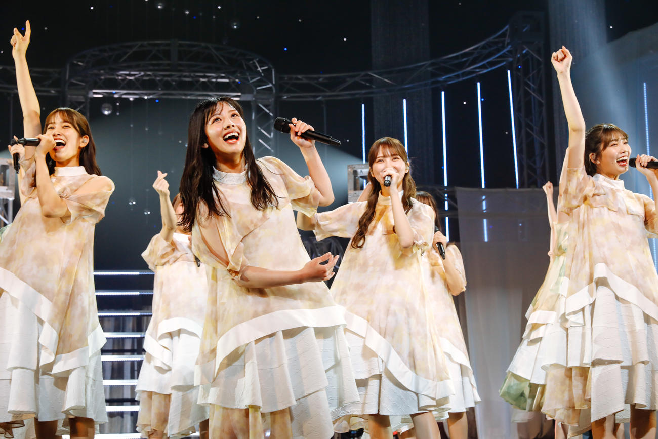 自身の卒業セレモニーでパフォーマンスする日向坂46渡邉美穂（手前）（撮影・上山陽介氏）