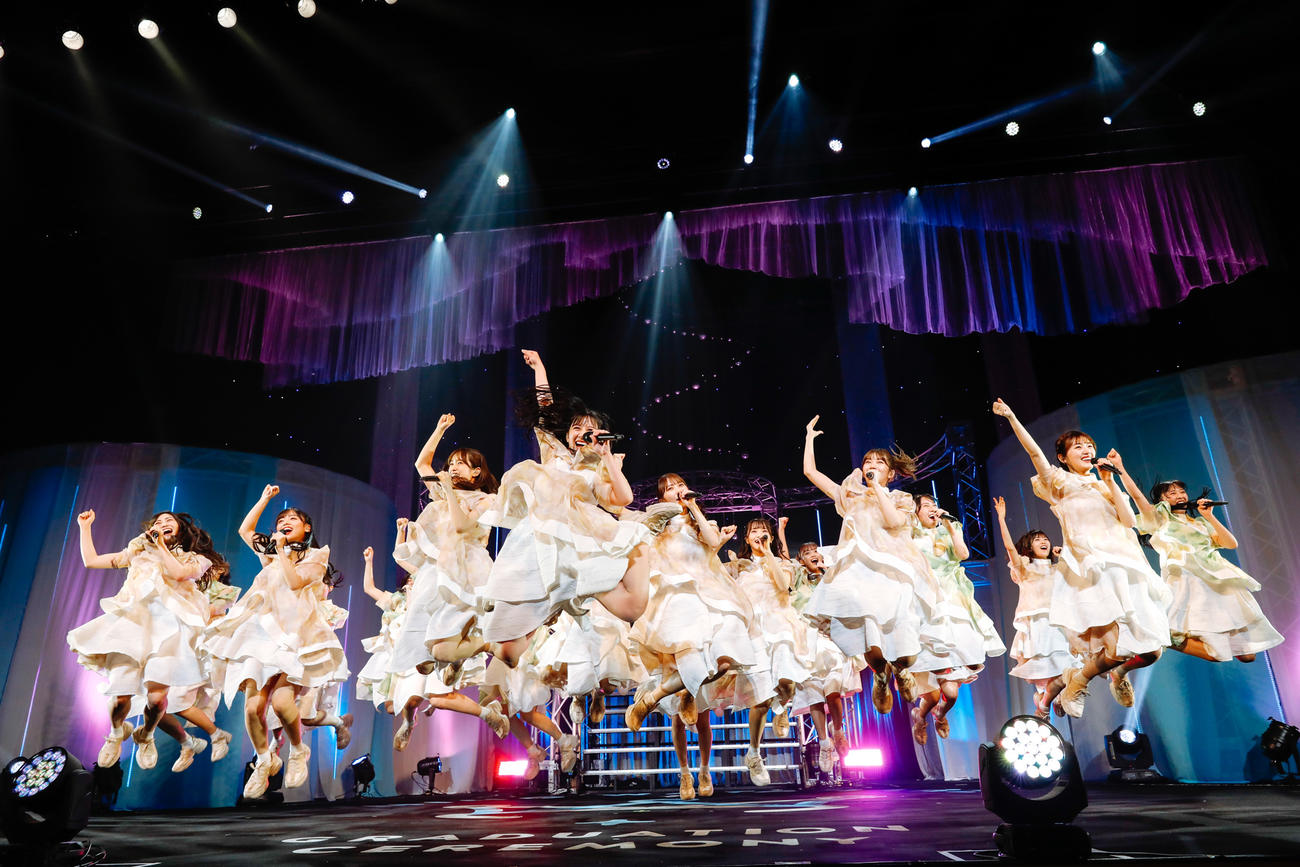 自身の卒業セレモニーでパフォーマンスする日向坂46渡邉美穂（中央）（撮影・上山陽介氏）