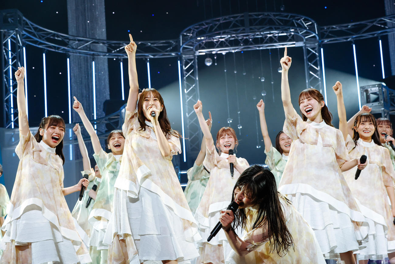 自身の卒業セレモニーで絶叫する日向坂46渡邉美穂（手前）（撮影・上山陽介氏）