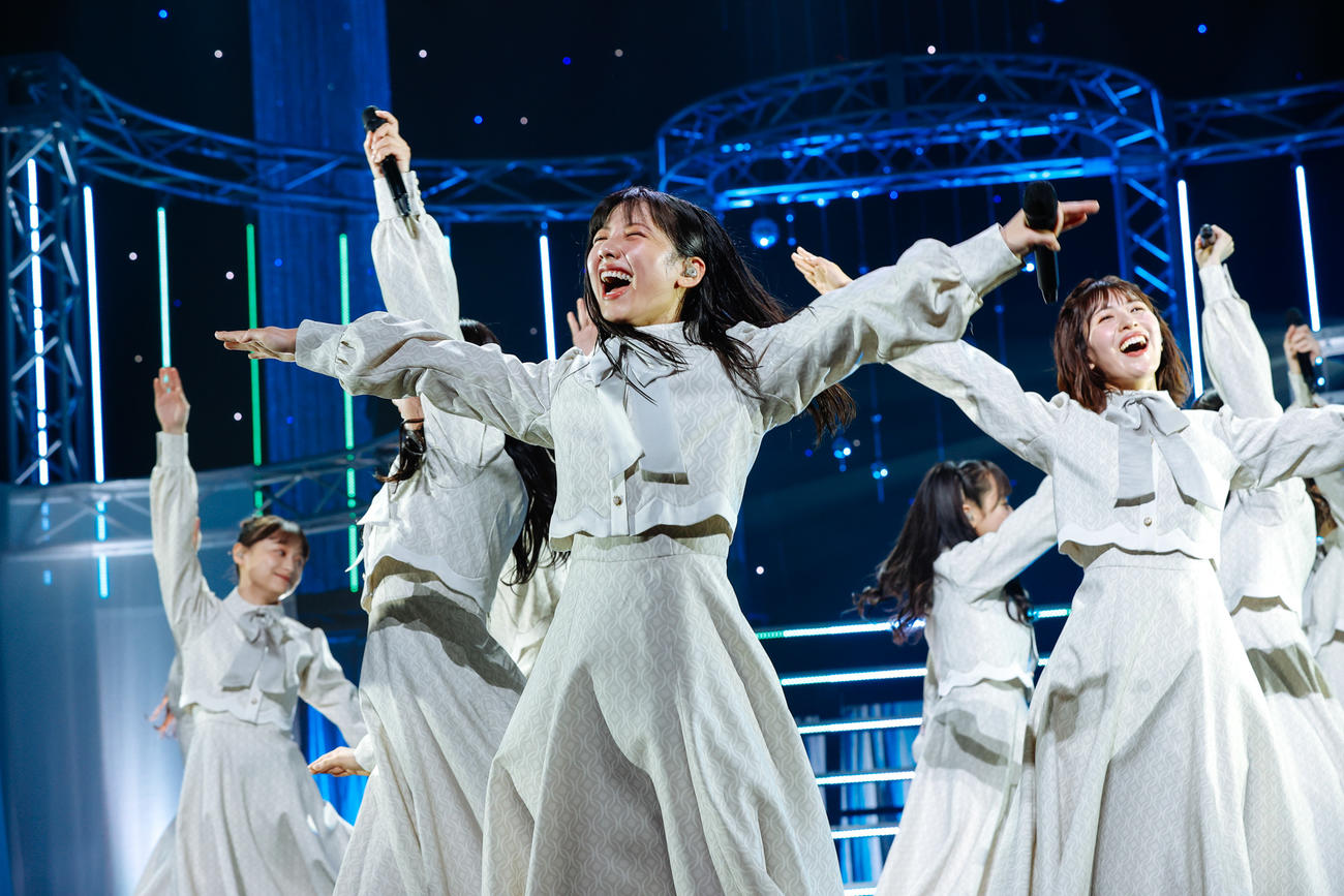 自身の卒業セレモニーでパフォーマンスする日向坂46渡邉美穂（撮影・上山陽介氏）