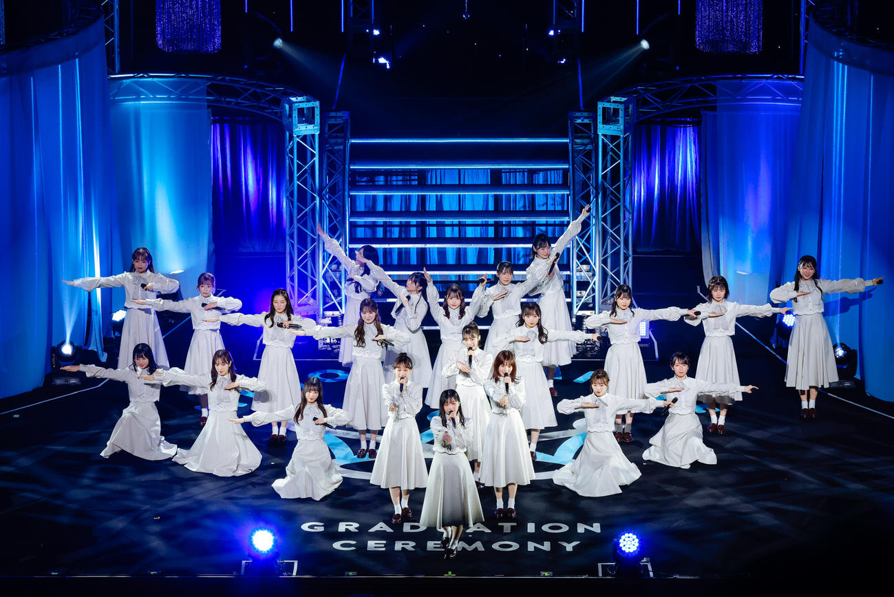 自身の卒業セレモニーでパフォーマンスする日向坂46渡邉美穂（手前中央）（撮影・上山陽介氏）