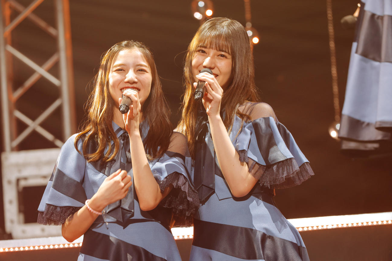 渡邉美穂卒業セレモニーでパフォーマンスする日向坂46河田陽菜（左）と小坂菜緒（撮影・上山陽介氏）
