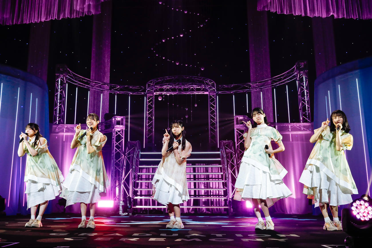 自身の卒業セレモニーで三期生とパフォーマンスする日向坂46渡邉美穂（中央）（撮影・上山陽介氏）