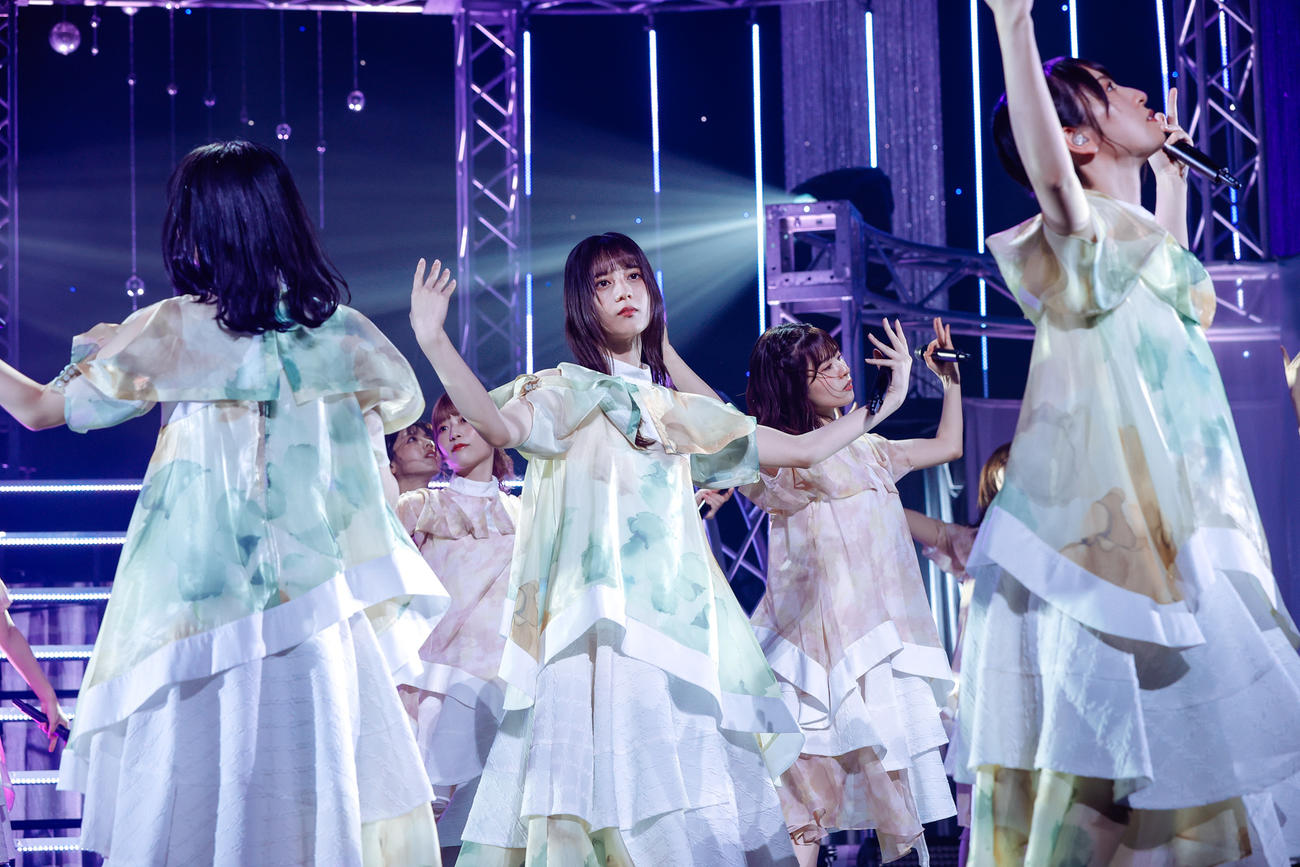 渡邉美穂卒業セレモニーでパフォーマンスする日向坂46（撮影・上山陽介氏）