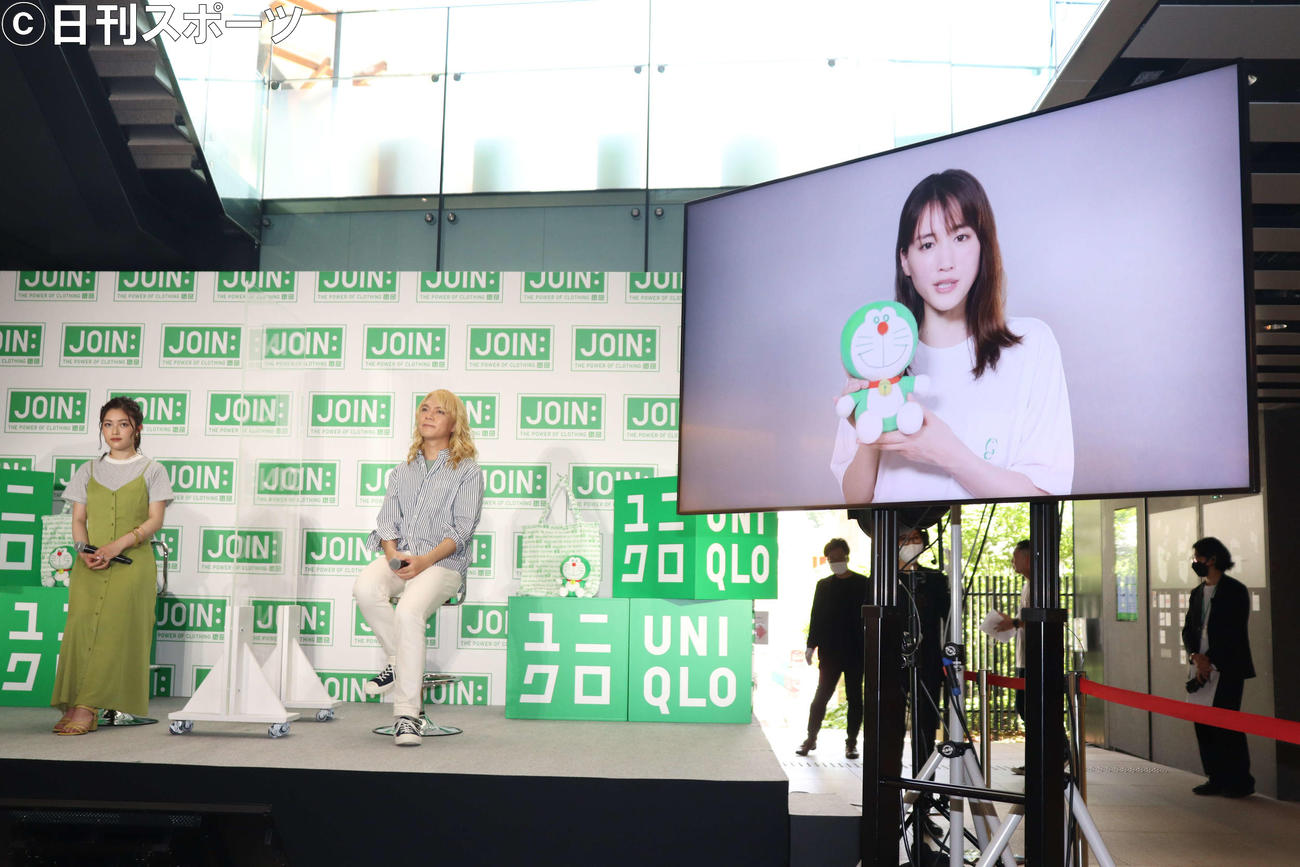 ユニクロ「JOIN：THE POWER OF CLOTHING」発表会にVTRでサプライズした綾瀬はるか。後方は井上咲楽と鈴木香里武さん（撮影・加藤理沙）