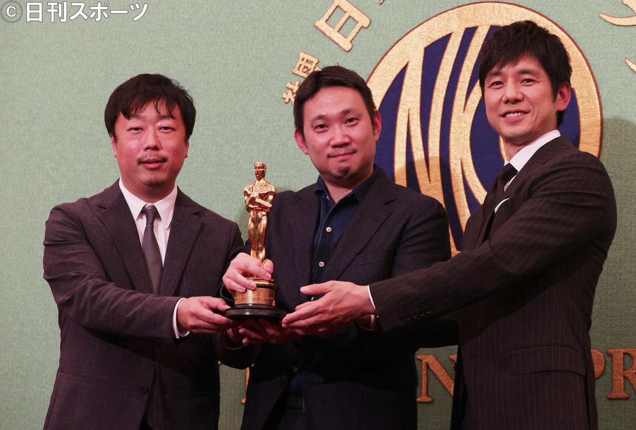 米アカデミー賞で国際長編映画賞を受賞し、日本記者クラブで会見したドライブ・マイ・カーの左から山本晃久プロデューサー、濱口竜介監督、主演の西島秀俊は、オスカー像を手に笑顔（2022年4月）