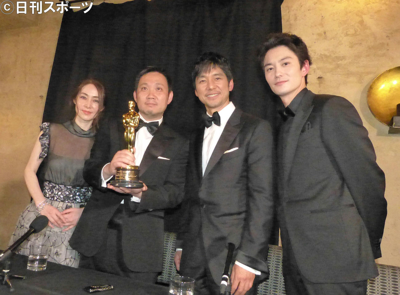 アカデミー賞授賞式後に取材に応じた、左から霧島れいか、濱口竜介監督、西島秀俊、岡田将生