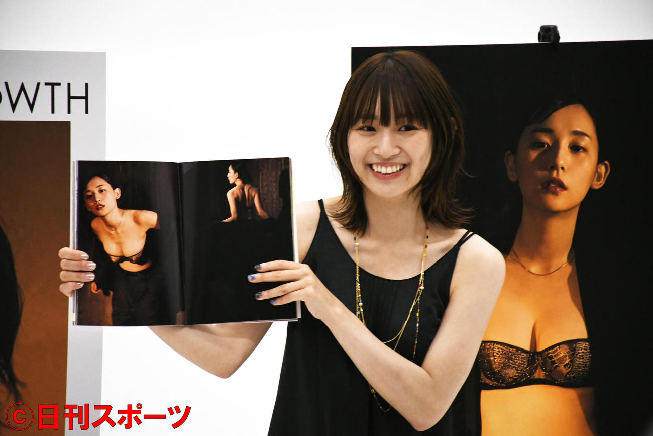 デビュー10周年記念写真集「GR∞WTH」発売イベントを行った浅川梨奈（撮影・大友陽平）
