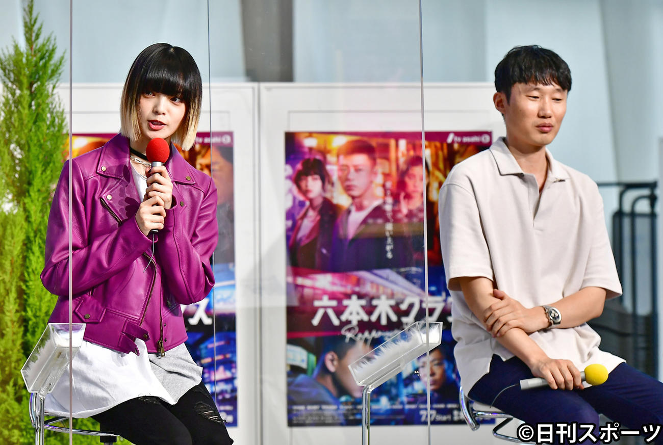 テレビ朝日系ドラマ「六本木クラス」制作発表記者会見に臨む平手友梨奈。右は原作者のチョ・グァンジン氏（撮影・小沢裕）