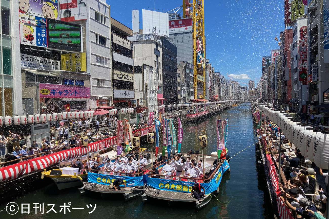 道頓堀川をクルージングする歌舞伎役者（撮影・竹本穂乃加）