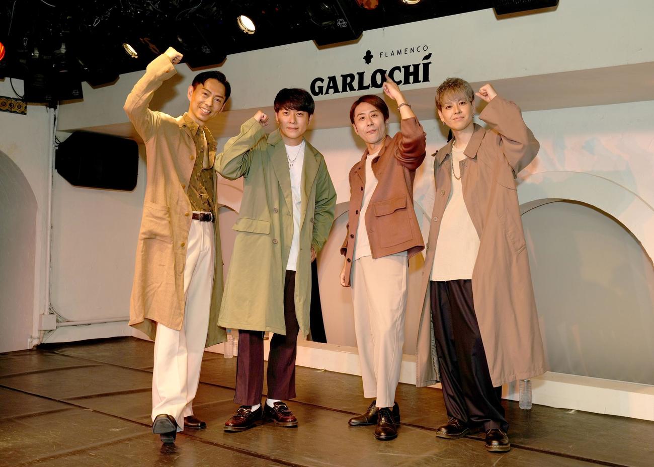新曲「少年」を熱唱するLAST FIRST。左からGACKY、YOUSUKE、OSA、ATSUSHI