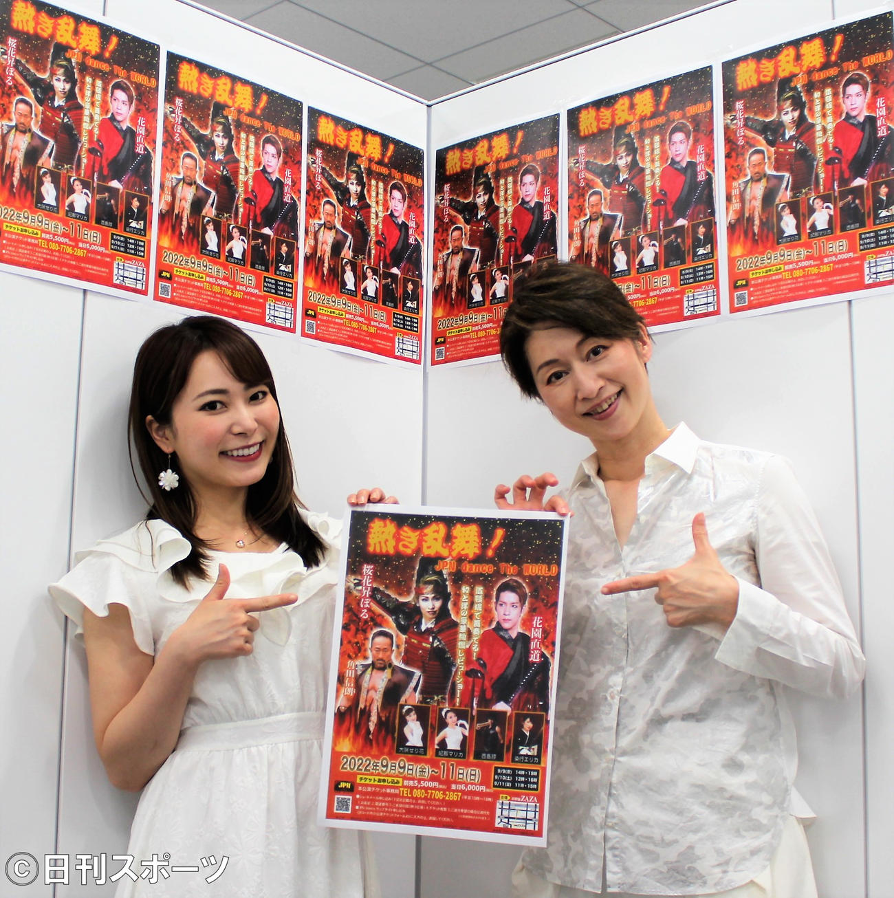 「熱き乱舞！」PRのために来社した桜花昇ぼる(右)と妃那マリカ（撮影・鎌田敏晴）