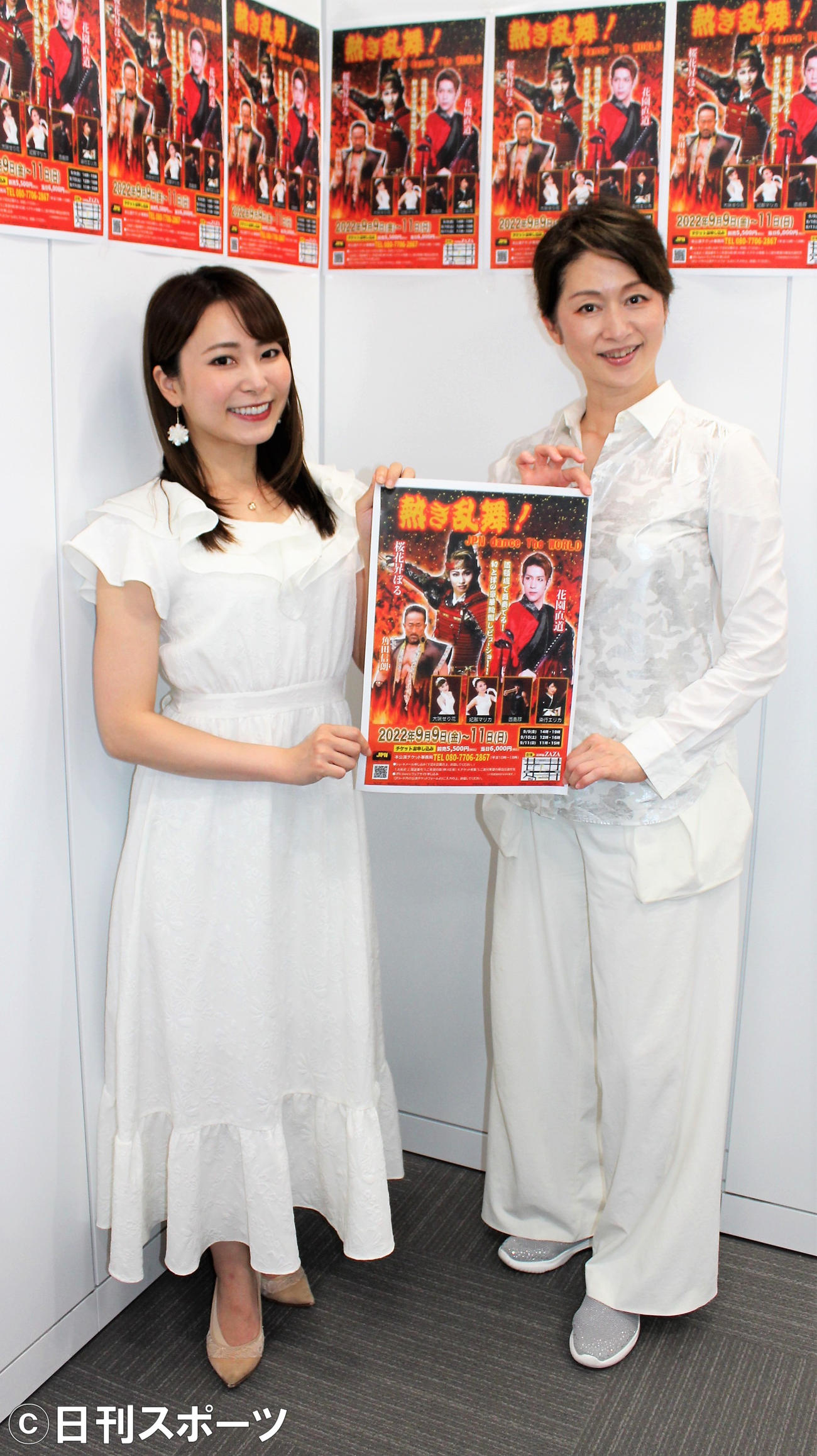 「熱き乱舞！」PRのために来社した桜花昇ぼる(右)と妃那マリカ（撮影・鎌田敏晴）