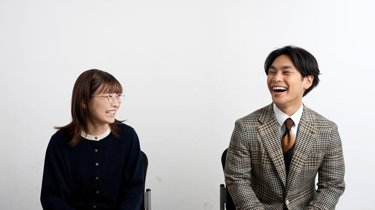 「スマートニュース」の新CMで初共演した、伊藤沙莉（左）と柳楽優弥