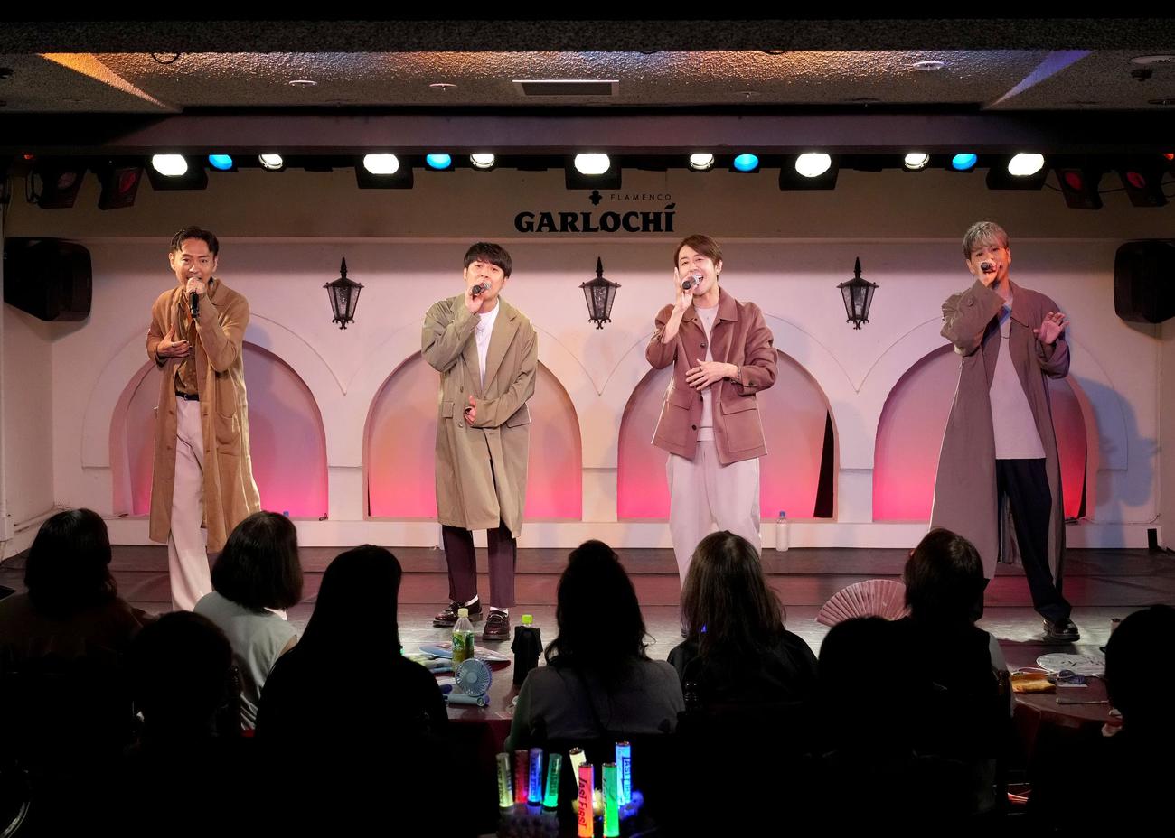 新曲「少年」を熱唱するLAST FIRST。左からGACKY、YOUSUKE、OSA、ATSUSHI