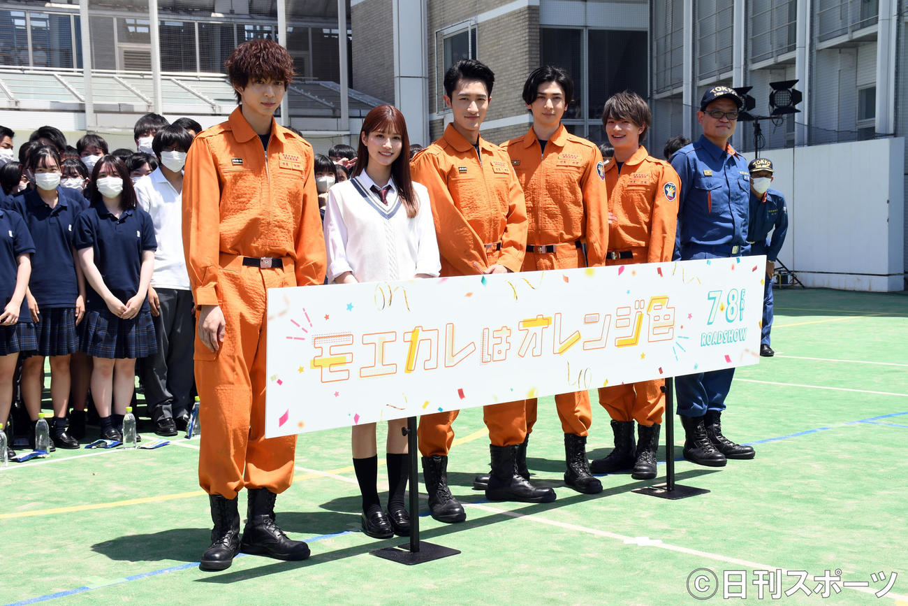 映画「モエカレはオレンジ色」公開直前“消防訓練サプライズ”イベントに登場した、左から鈴木仁、生見愛瑠、Snow Man岩本照、古川雄大、美　少年の浮所飛貴（撮影・大友陽平）