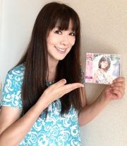 復刻版CDを手にする白石まるみ