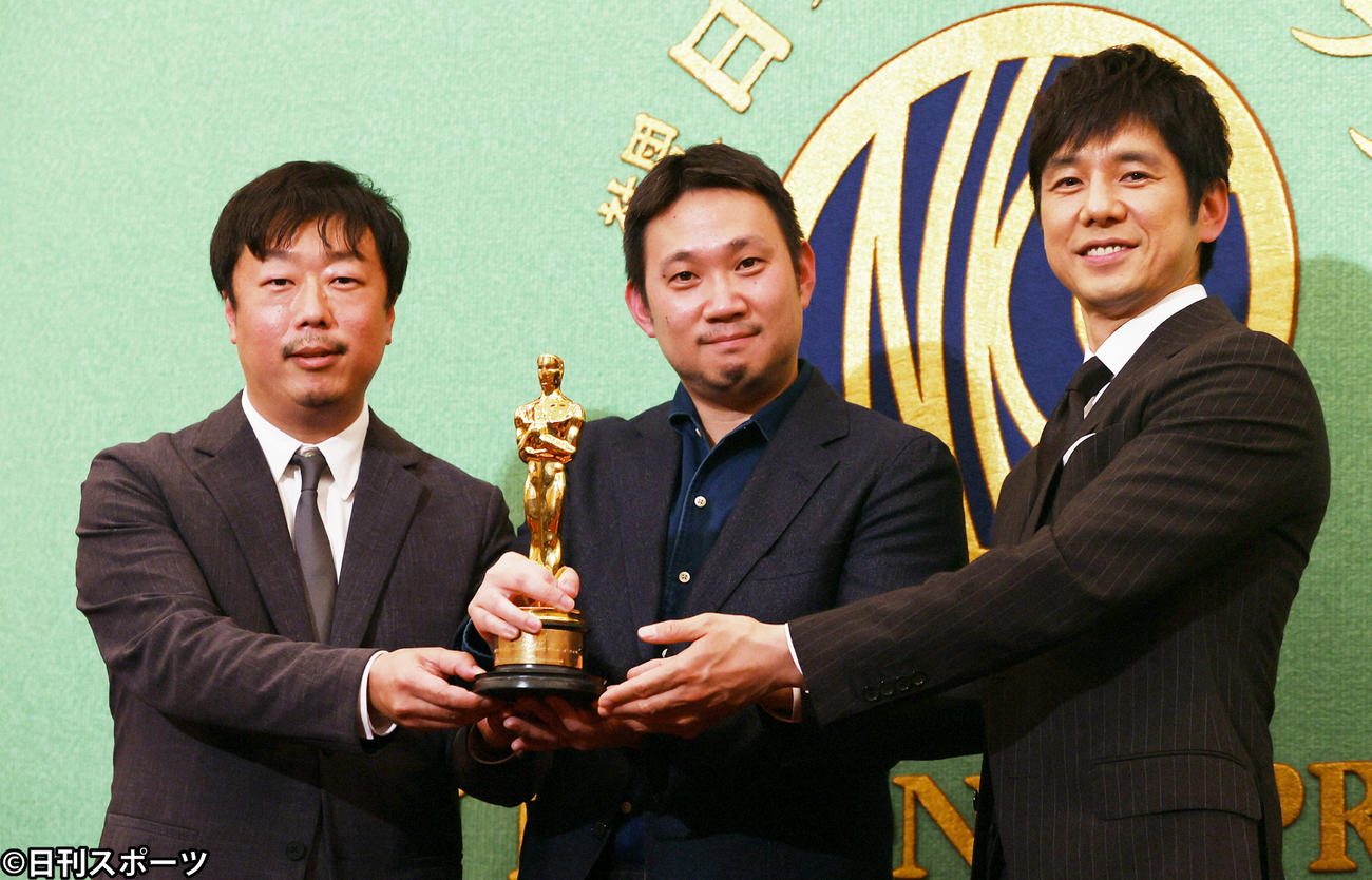 米アカデミー賞で国際長編映画賞を受賞した「ドライブ・マイ・カー」の左から山本晃久プロデューサー、濱口竜介監督、主演の西島秀俊（2022年4月撮影）