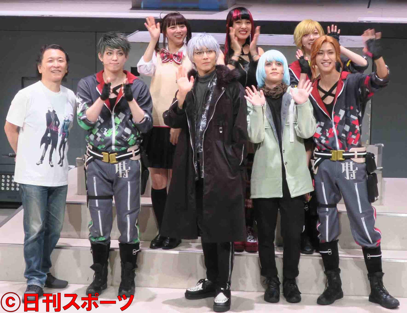 舞台「NIGHT HEAD 2041－THE STAGE」公開ゲネプロで。前列左から、飯田譲治氏、佐奈宏紀、猪野広樹、横田龍儀、曽野舜太、後列左から、中山莉子、飯窪春菜、菅原りこ
