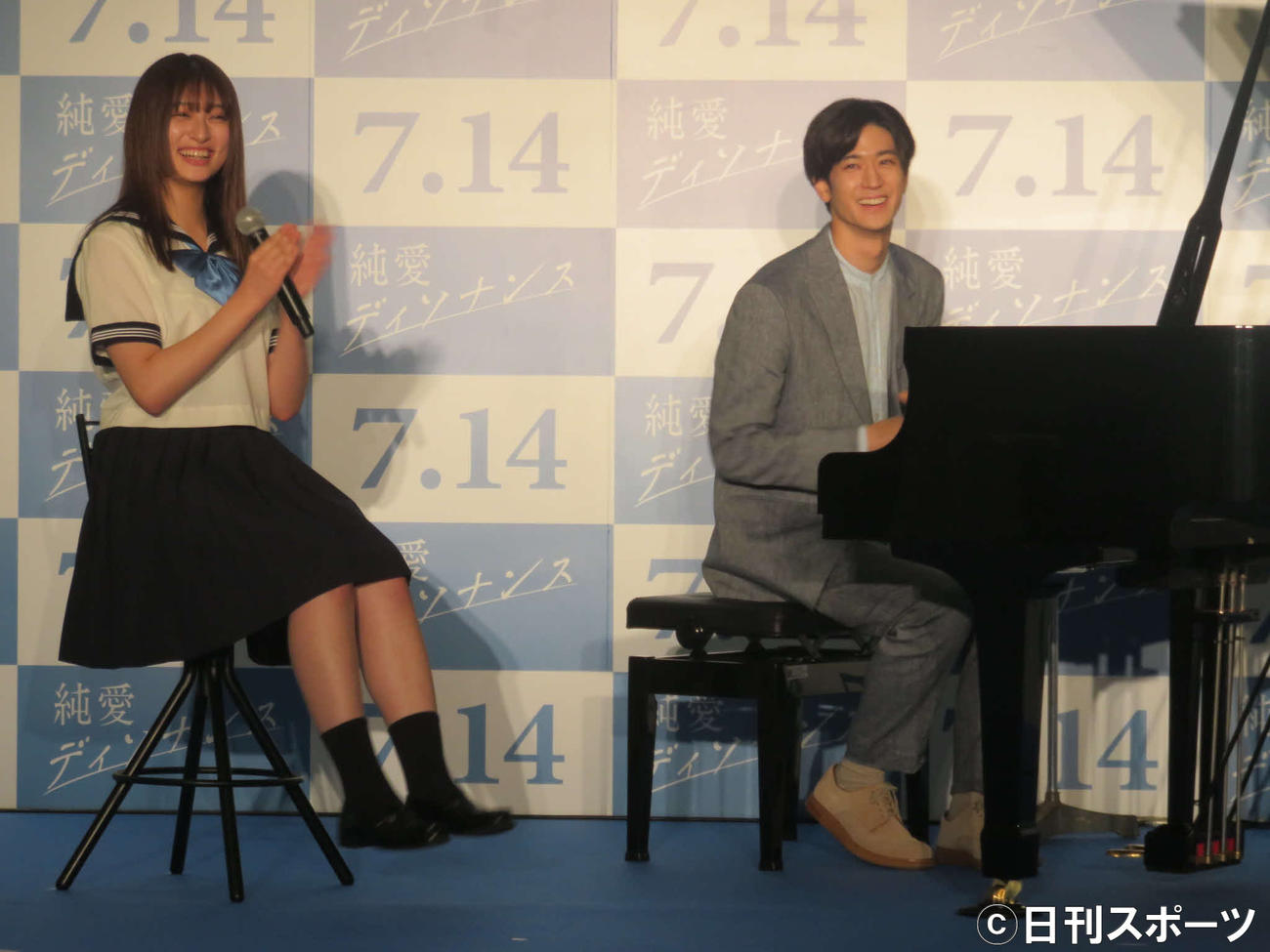 フジテレビ系連続ドラマ「恋愛ディソナンス」の制作発表で吉川愛（左）が見守る中、ピアノの生演奏披露した中島裕翔