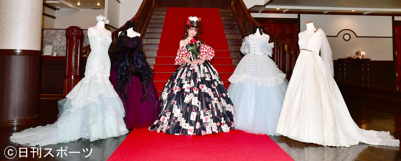 自らデザイン、プロデュースしたウェディングドレス「LUNAMARIA」新作発表会で全5種類のドレスを披露する春奈るな。左からマーメイド、魔女、本人着用のトランプ、アリス、ギリシャ（女神）（撮影・小沢裕）