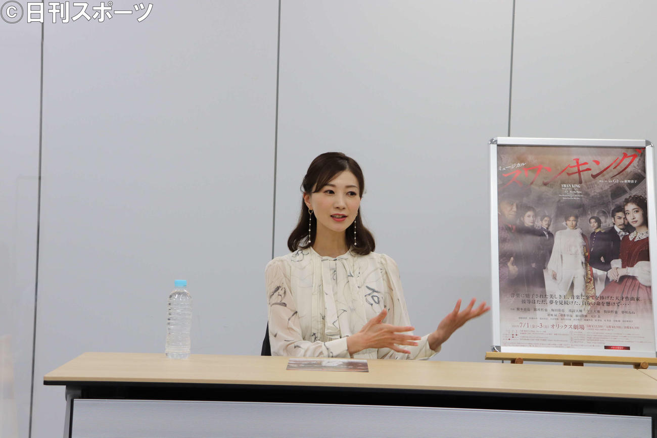 舞台「スワンキング」大阪公演に向け取材に応じた夢咲ねね（撮影・波部俊之介）