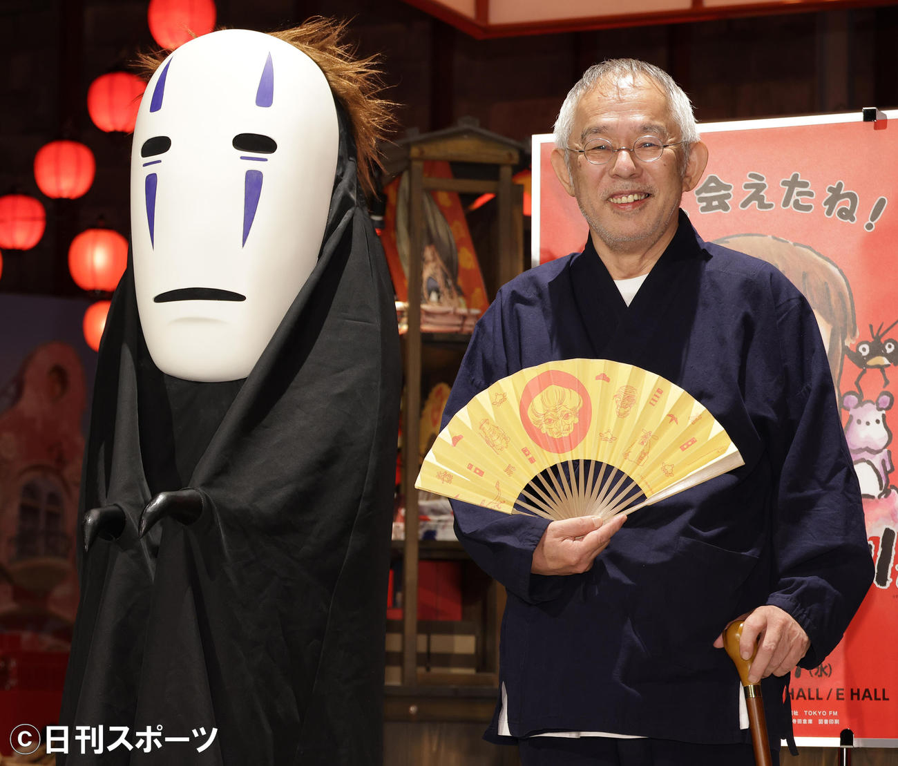 「鈴木敏夫とジブリ展」で「カオナシ」（左）と記念撮影するスタジオジブリ鈴木敏夫プロデューサー（撮影・中島郁夫）