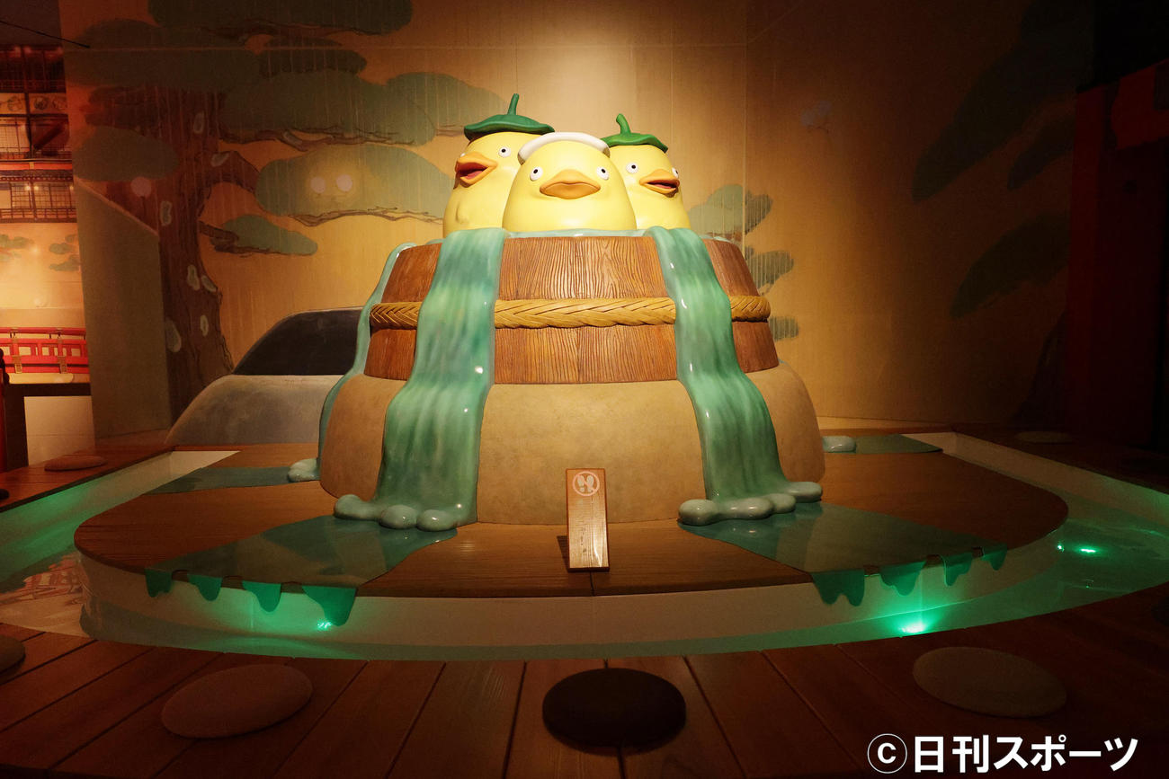 「鈴木敏夫とジブリ展」に展示された「千と千尋の神隠し」のオブジェ（撮影・中島郁夫）