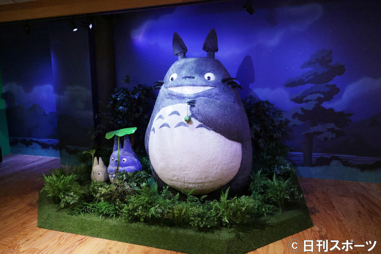 「鈴木敏夫とジブリ展」に展示された「となりのトトロ」のオブジェ（撮影・中島郁夫）