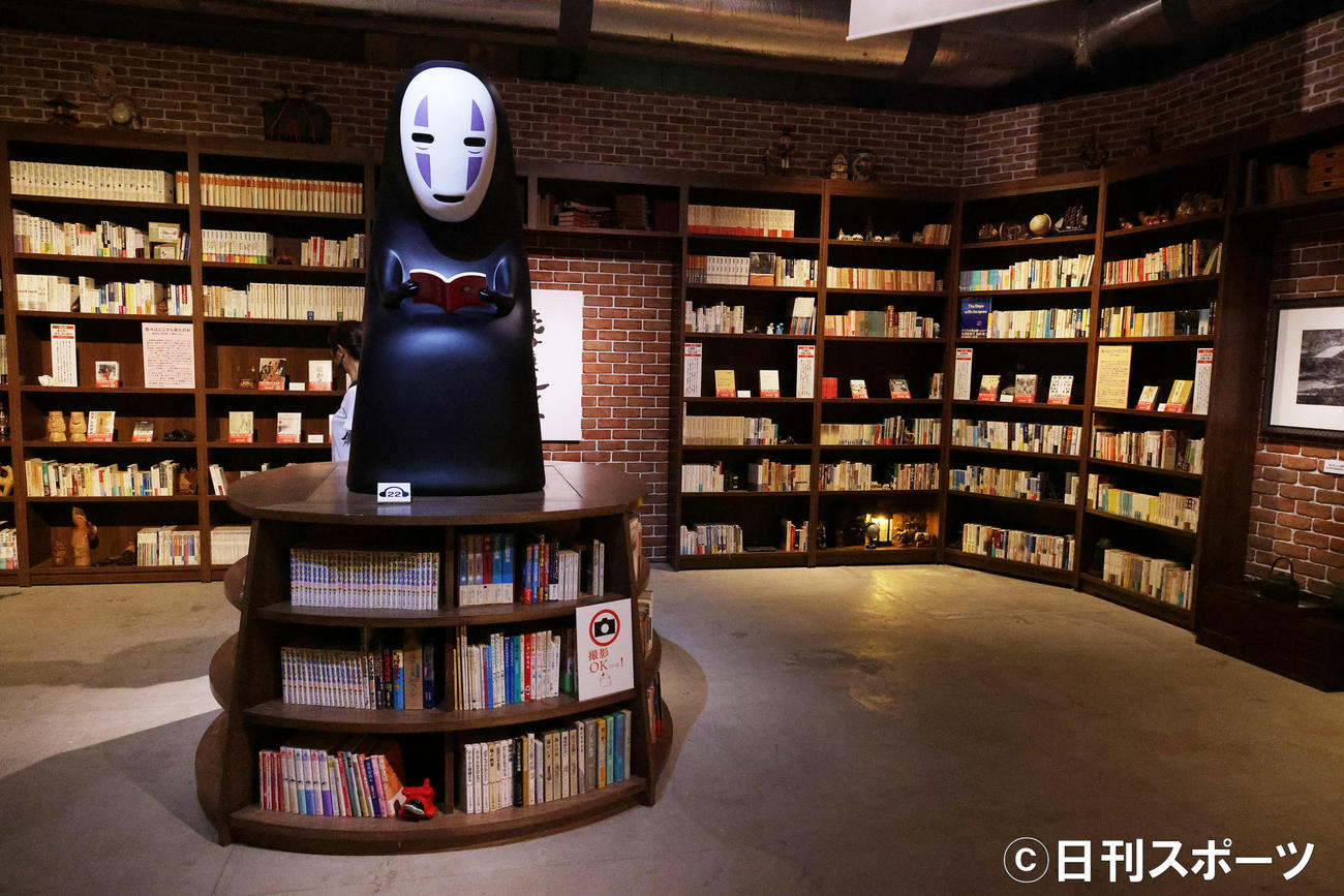 「鈴木敏夫とジブリ展」に展示されたスタジオジブリ鈴木敏夫プロデューサーの蔵書（撮影・中島郁夫）