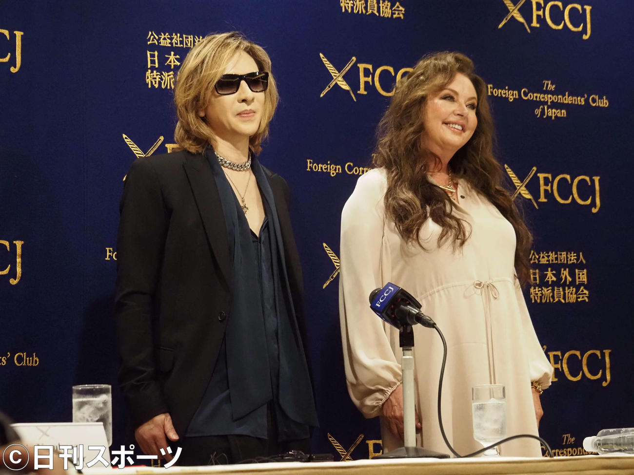 来日会見を行ったサラ・ブライトマン（右）とゲストのYOSHIKI（撮影・遠藤尚子）