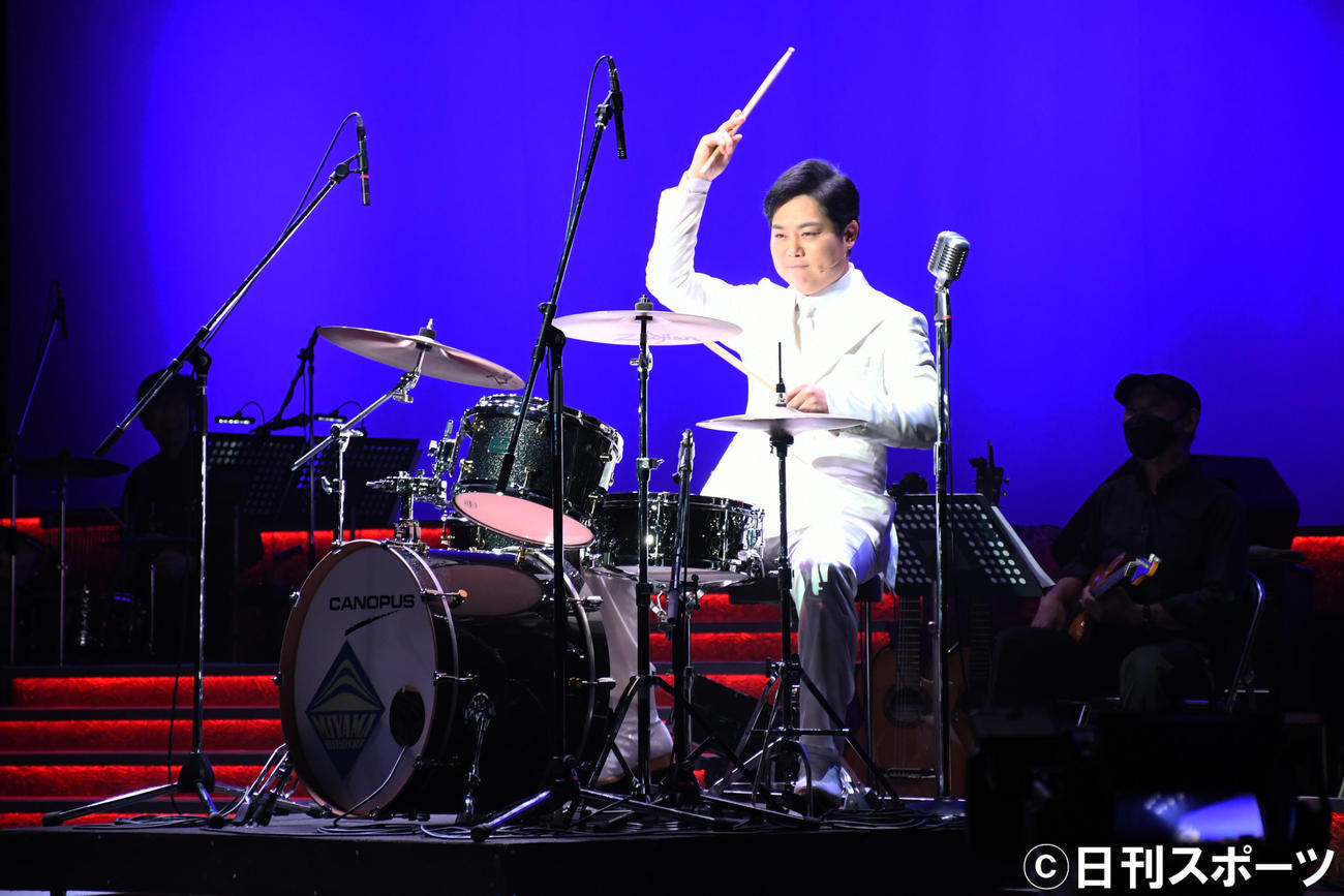 「三山ひろしリサイタル2022　歌う門には夢来たる！」でドラムを披露した三山ひろし（撮影・大友陽平）